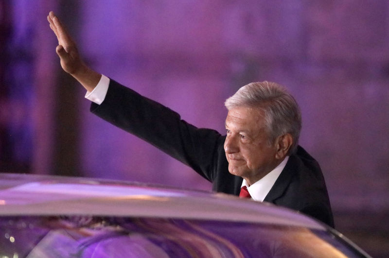 © Reuters. Candidato de esquerda à Presidência do México, Andrés Manuel López-Obrador, acena após deixar primeiro debate entre presidenciáveis