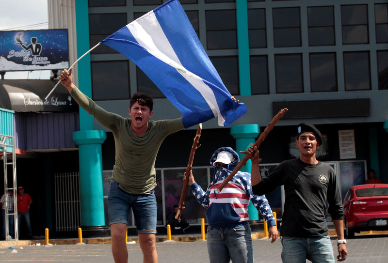 © Reuters. Manifestante protesta em Manágua