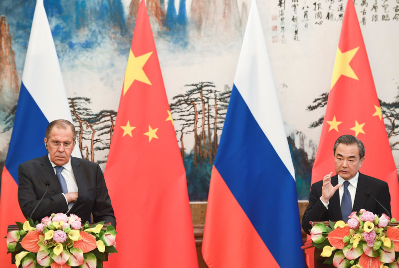 © Reuters. وزيرا الخارجية الروسي والصيني يبحثان زيارة بوتين للصين في يونيو