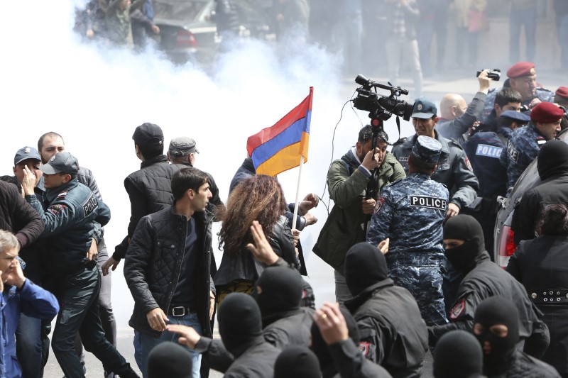 © Reuters. Polícia dispersa manifestantes durante protesto contra o governo da Armênia em Yerevan