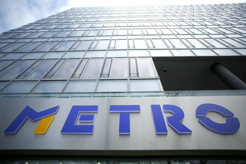 © Reuters. German retailer Metro AG sign is seen on the headquarters in Duesseldorf