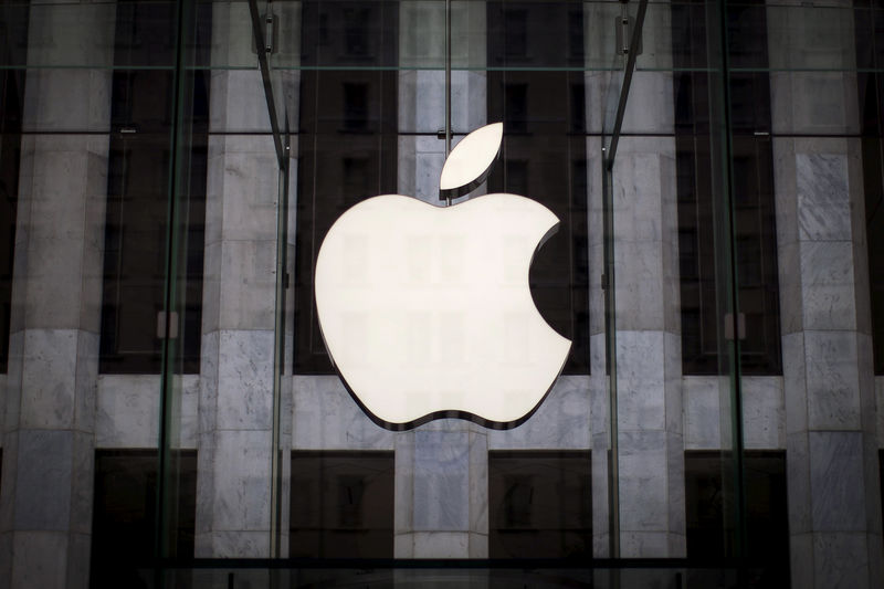 © Reuters. FILE PHOTO - An Apple logo hangs above the entrance to the Apple store on 5th Avenue in the Manhattan borough of New York City