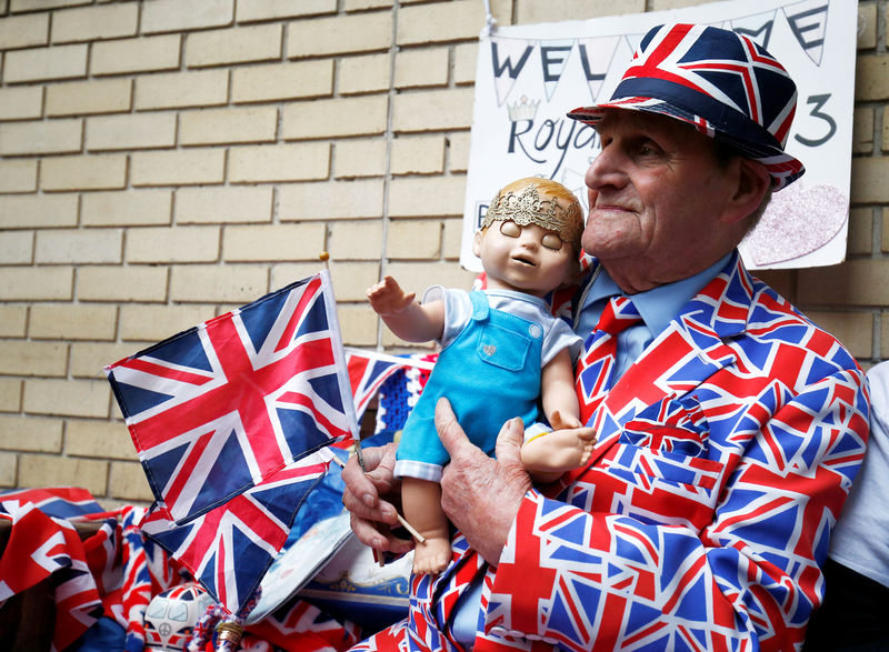 © Reuters. Simpatizante da Família Real britânica segura bonecom com coroa do lado de fora do Hospital de St Mary, em Londres