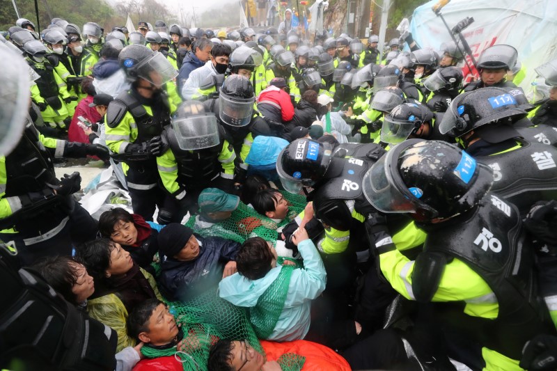 © Reuters. محتجون في كوريا الجنوبية ينددون بنظام ثاد قبل قمة مع الشمال