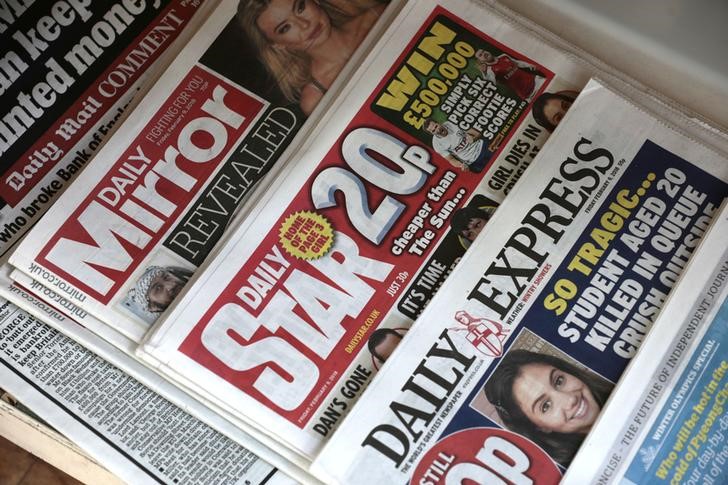 © Reuters. The two newspaper titles owned by Express Newspapers alongside The Mirror newspaper, which is owned by Trinity Mirror, are seen on display in a newsagents in central London