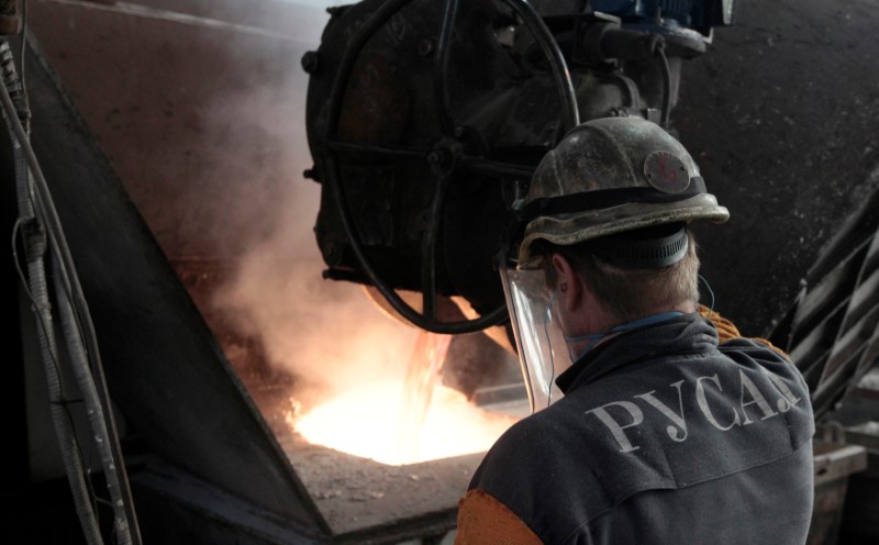 © Reuters. Рабочий на заводе Русала в Красноярске