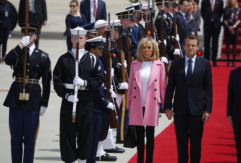 © Reuters. Macron e a esposa, Brigitte Macron, chegam em Maryland (EUA)