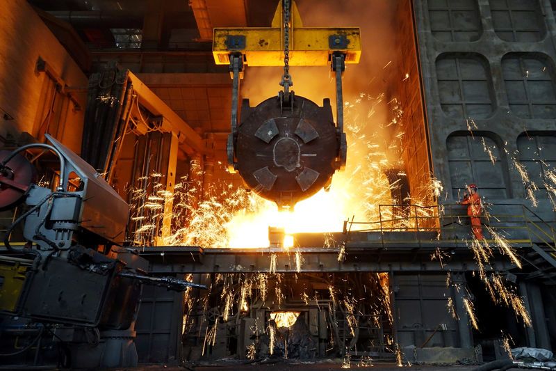 © Reuters. Worker works at a furnace at a steel plant in Dalian