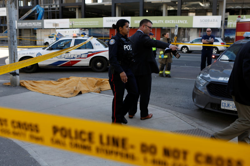 © Reuters. Polícia de Toronto investiga acidente com van