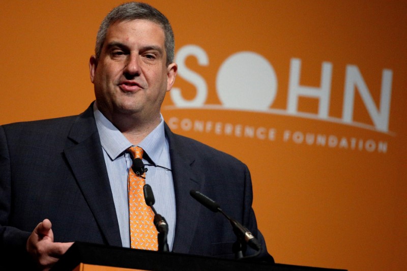 © Reuters. FILE PHOTO: Larry Robbins speaks at the Sohn Investment Conference in New York