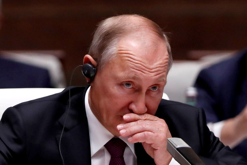 © Reuters. FILE PHOTO: Russian President Vladimir Putin attends a plenary session of BRICS Summit, in Xiamen