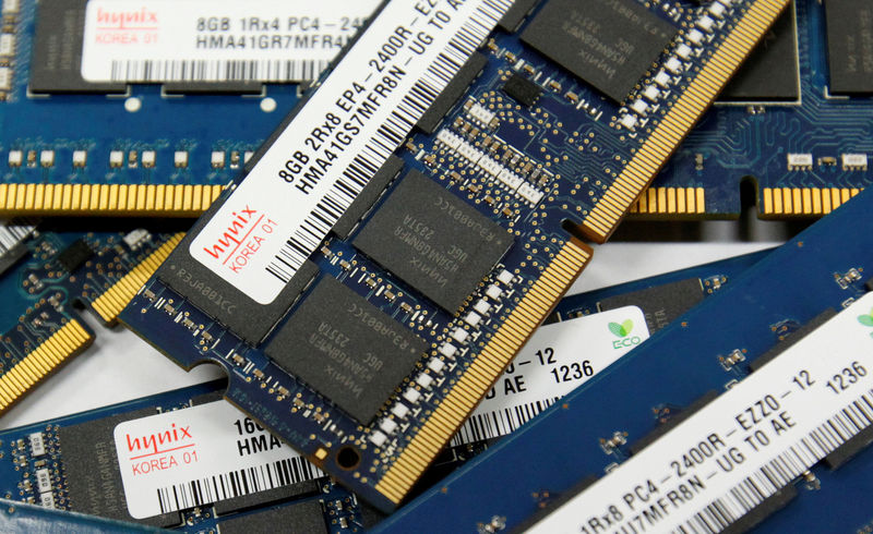 © Reuters. FILE PHOTO: SK Hynix Inc's DRAM modules are seen in this picture illustration taken at the company's main office building in Seoul