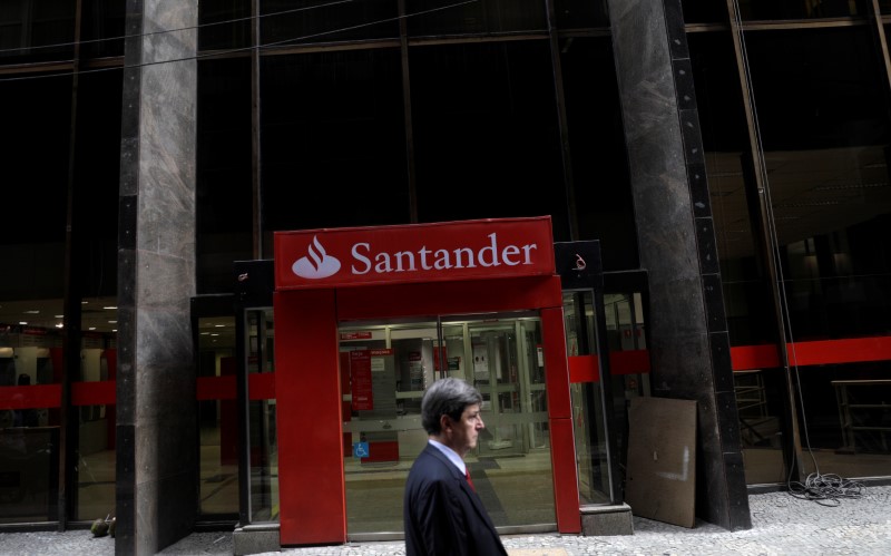 © Reuters. El Beneficio neto de Santander sube un 10 por ciento en el primer trimestre por Brasil