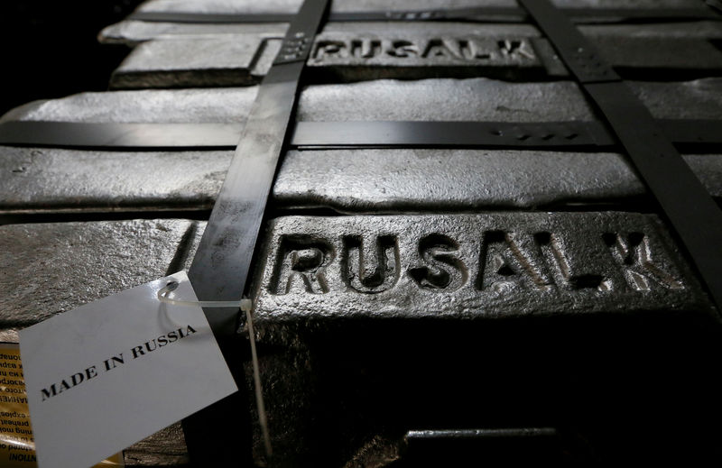 © Reuters. FILE PHOTO: Aluminium ingots are seen stored at foundry shop of Rusal Krasnoyarsk aluminium smelter in Krasnoyarsk