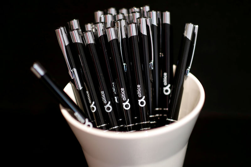 © Reuters. FILE PHOTO: Plastic pens with logos of Altice are pictured before a news conference in Paris