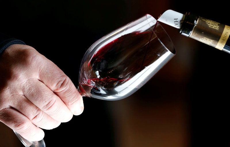 © Reuters. FILE PHOTO: Wine is poured into a glass at the Chateau Malartic-Lagraviere during the start of the Primeurs, a week of wine tasting in the Bordeaux region