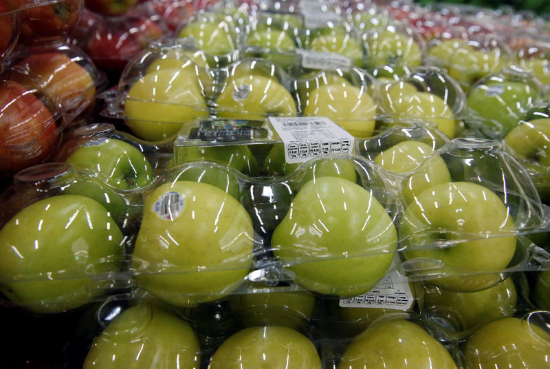 © Reuters. FILE PHOTO: Apples in boxes are displayed for sale at a Sam's Club store, in Mexico City