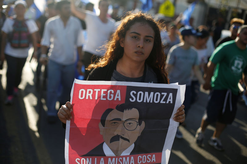 © Reuters. Manifestante protesta contra presidente da Nicarágua, Daniel Ortega