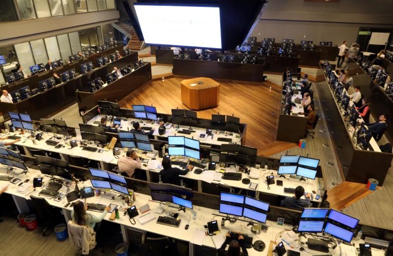 © Reuters. Operadores durante pregão na Bovespa, no centro de São Paulo