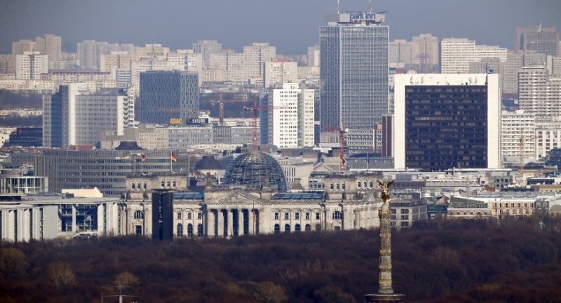 © Reuters. A general view of the city skyline show the Chancellery, the Reichstag and the Victory column during a sunny day in Berlin