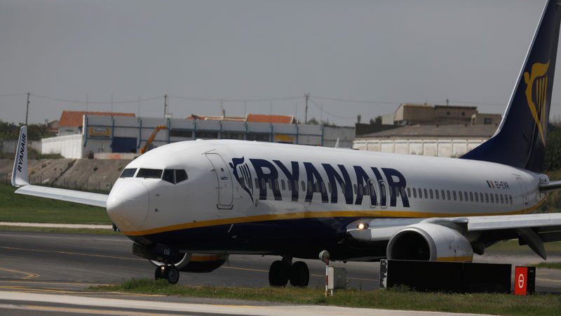 © Reuters. A Ryanair plane takes off at Lisbon's airport