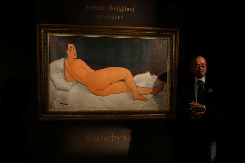 © Reuters. Kevin Ching, CEO da Sotheby's Asia, posa ao lado de pintura de Amedeo Modigliani