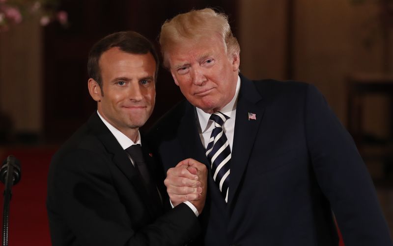 © Reuters. Macron e Trump se cumprimentam na Casa Branca