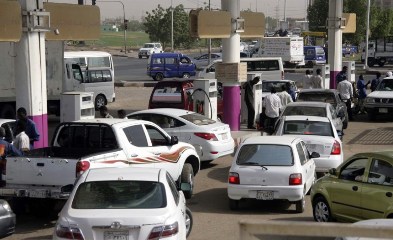 © Reuters. السودان يعاني نقصا في الوقود وسط صعوبات في الاستيراد بسبب أزمة الدولار