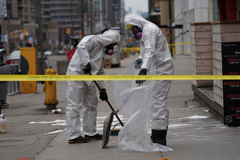 © Reuters. Funcionários limpam calçada após incidente com van em Toronto