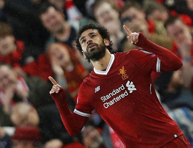© Reuters. Foto del martes del delantero del Liverpool Mohamed Salah celebrando tras marcar su primer gol
