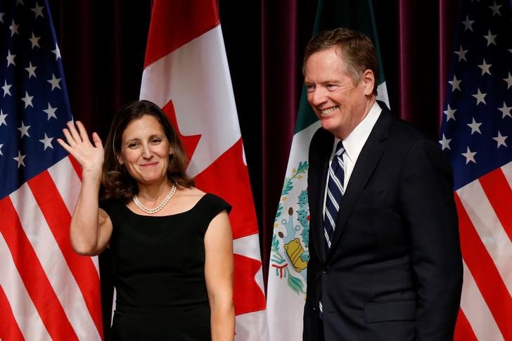 © Reuters. Canada's Foreign Minister Freeland and U.S. Trade Representative Lighthizer leave after delivering statements at the close of the third round of NAFTA talks in Ottawa