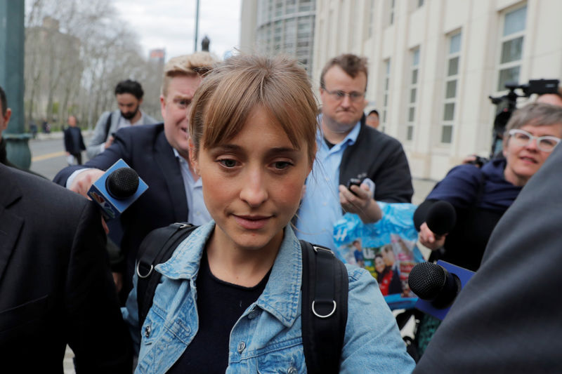 © Reuters. Atriz Allison Mack deixa prisão em Nova York