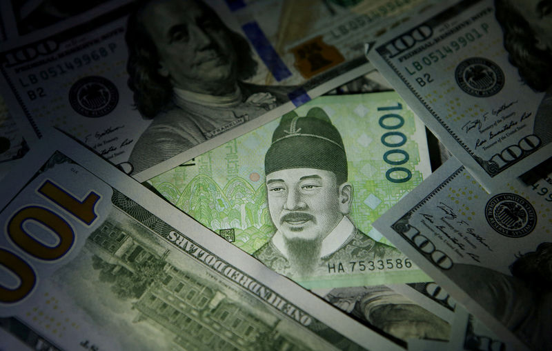© Reuters. FILE PHOTO: South Korean 10,000 won note is seen on U.S. 100 dollar notes in this picture illustration taken in Seoul