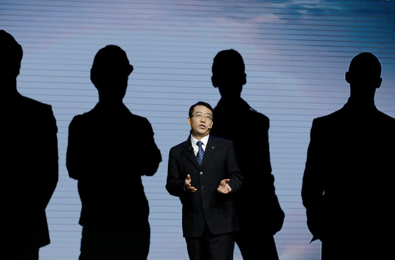 © Reuters. Feng Xingya, President of GAC Group, speaks at a news conference during a media preview of the Auto China 2018 motor show in Beijing