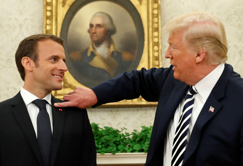 © Reuters. U.S. President Trump meets with French President Macron at the Oval Office at the White House in Washington