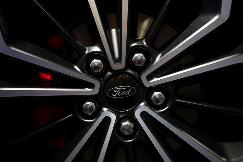 © Reuters. The Ford logo is seen at the New York Auto Show in New York