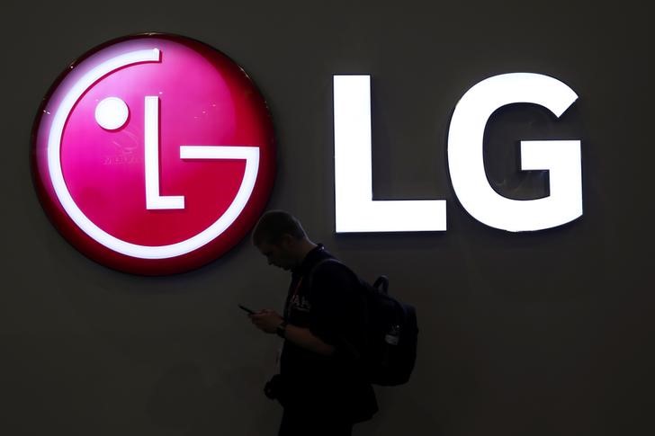 © Reuters. LG Display pronostica una mejora tras registrar las primeras pérdidas operativas en seis años