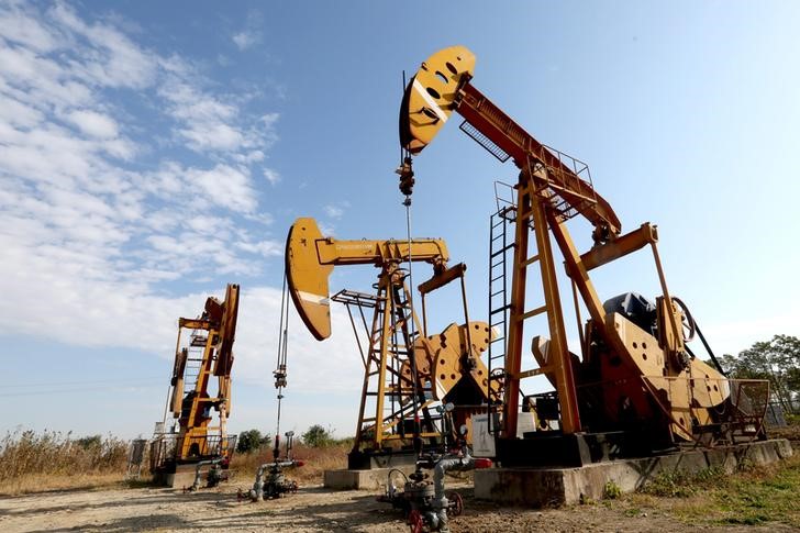 © Reuters. Станки-качалки на нефтяном месторождении в Хуайане в китайской провинции Цзянсу
