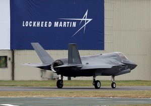 © Reuters. Истребитель F-35B у логотипа Lockheed Martin на базе Фэрфорд в Великобритании