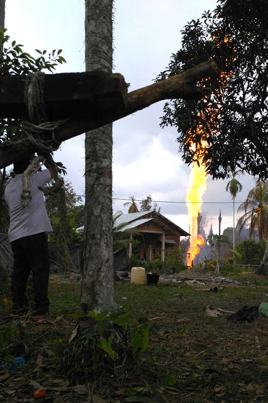 © Reuters. 15 قتيلا وعشرات المصابين في حريق ببئر نفطية في إندونيسيا