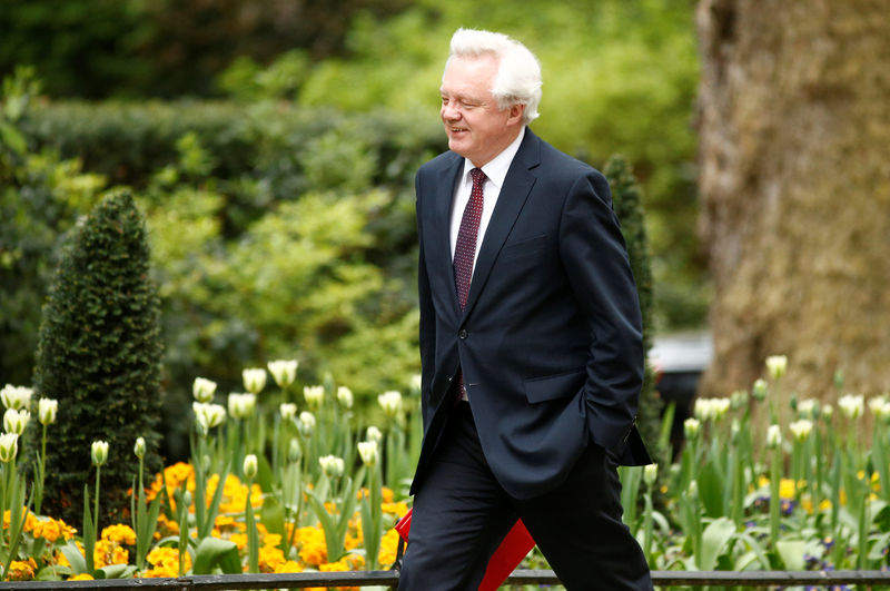 © Reuters. FILE PHOTO - Britain's Secretary of State for Exiting the European Union David Davis arrives in Downing Street, London