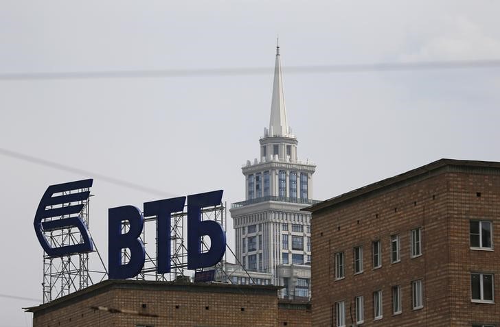 © Reuters. Логотип ВТБ на здании в Москве