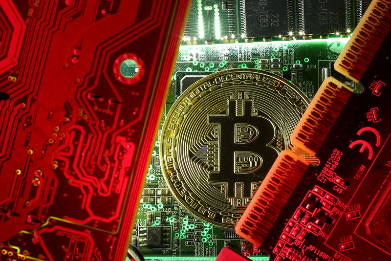 © Reuters. FILE PHOTO: Copy of bitcoin standing on PC motherboard is seen in this illustration picture