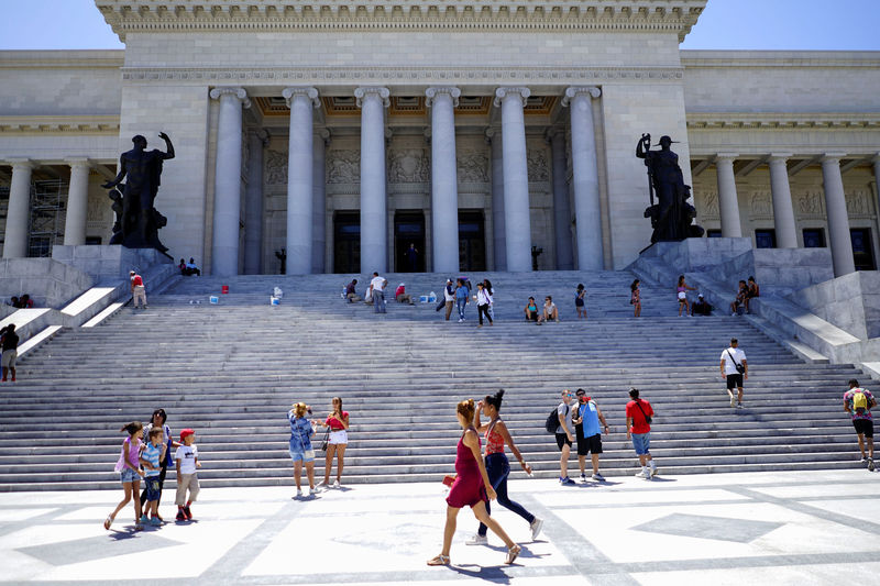 © Reuters. Turistas em Havana