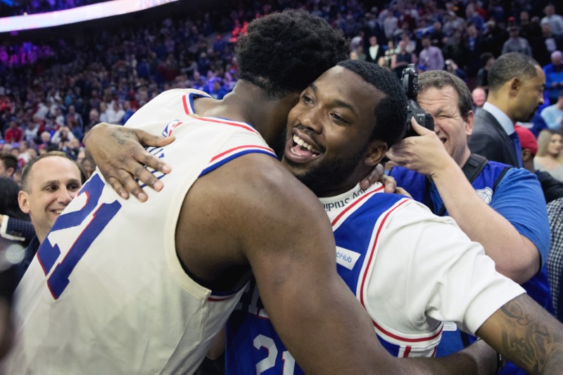 © Reuters. Joel Embiid abraça rapper Meek Mill após jogo da NBA