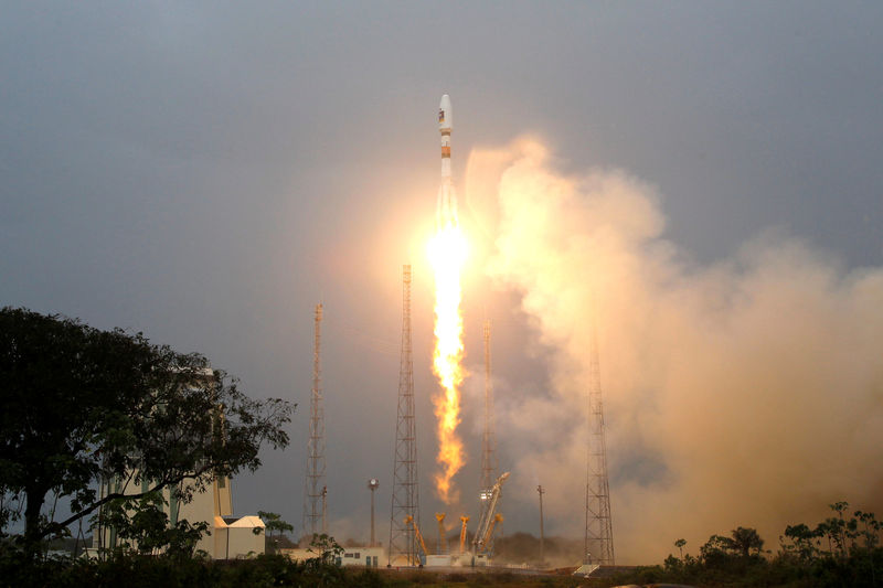© Reuters. FILE PHOTO: The Russian Soyuz VS01 rocket, carrying the first two satellites of Europe's Galileo navigation system, blasts off from its launchpad at the Guiana Space Center in Sinnamary