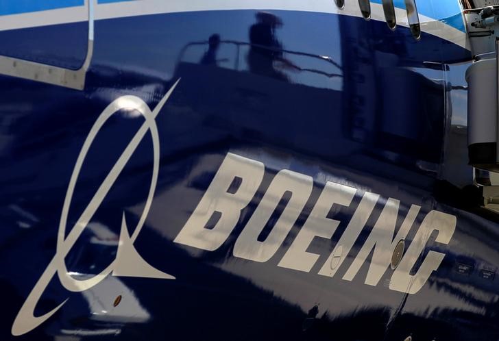 © Reuters. FILE PHOTO:    The Boeing logo is seen on a Boeing 787 Dreamliner airplane in Long Beach