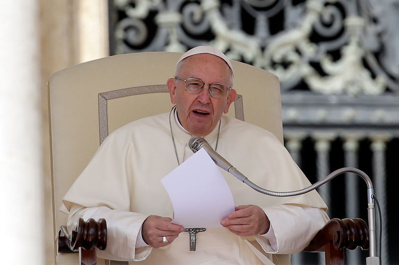 © Reuters. البابا فرنسيس يدعو زعماء مسيحيين بالشرق الأوسط إلى قمة من أجل السلام
