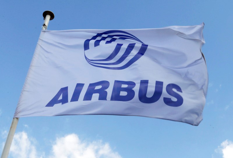 © Reuters. Flag with Airbus logo is pictured at the Airbus A380 final assembly line at Airbus headquarters in Blagnac near Toulouse
