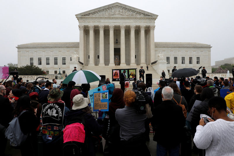 © Reuters. Protesters gather outside the U.S. Supreme Court in Washington